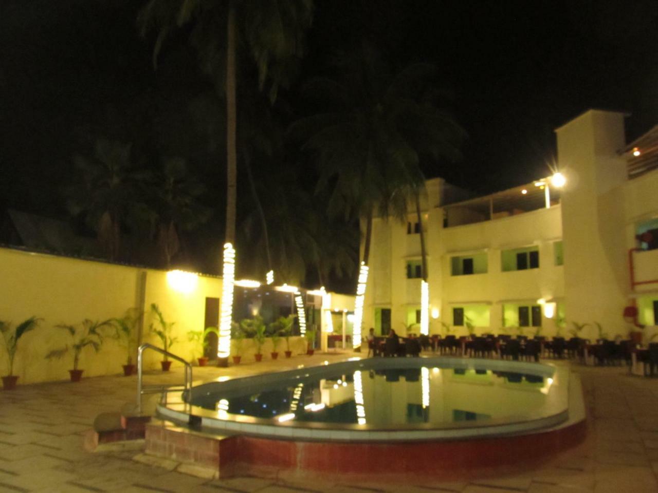 Hotel Sea Rock Villa Daman Esterno foto